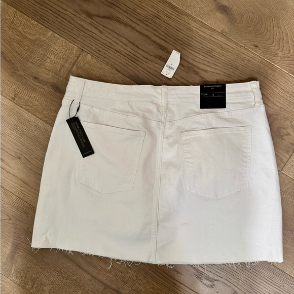 4th of July🧨NWT Banana Republic White Denim Mini Skirt 16" length - Picture 2 of 3